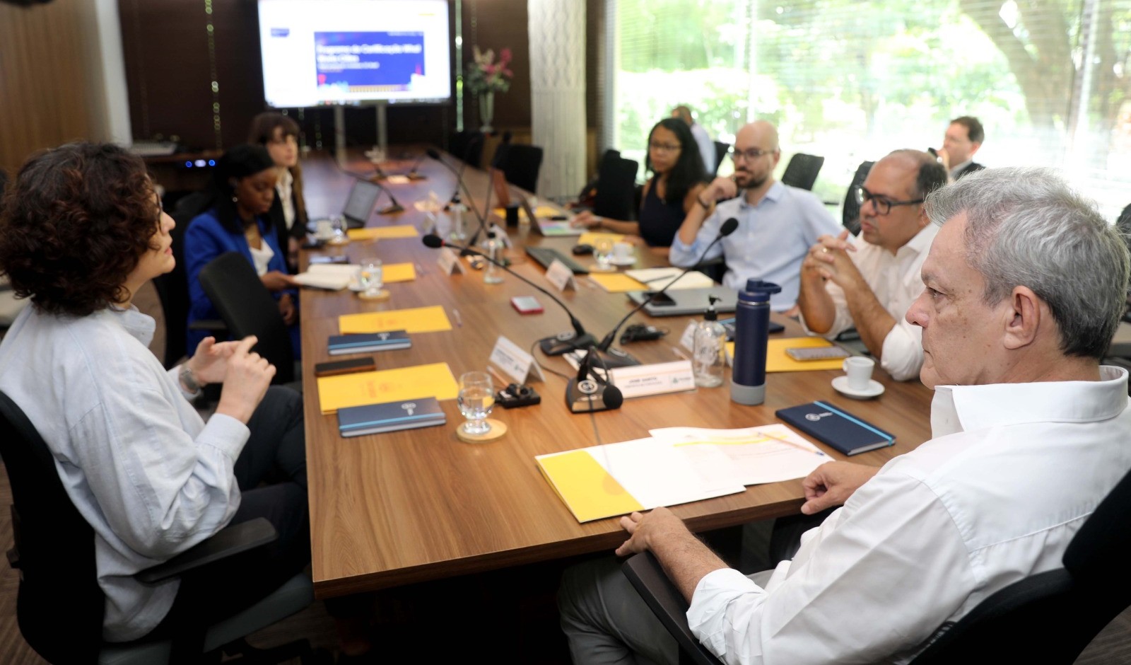 grupo de pessoas em uma mesa de reunião